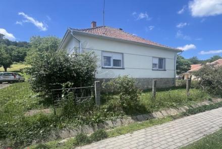 <p>Mooie woning op een perceel van 7.000 m2. Heerlijk om te genieten van de rust en ruimte van het Hongaarse platteland.</p>