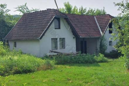 <p>Prima vrijstaande woning in Kocsolá. Hier kunt u prima (ook permanent) wonen.</p>