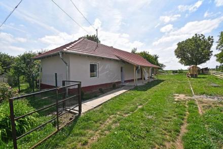 <p>Op maar 45 km van het Balaton vindt u deze Nagelnieuwe, sleutelklare woning waar u snel kunt gaan wonen.</p>